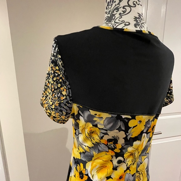 Bold top with orange and yellow motifs - Picture 3 of 7